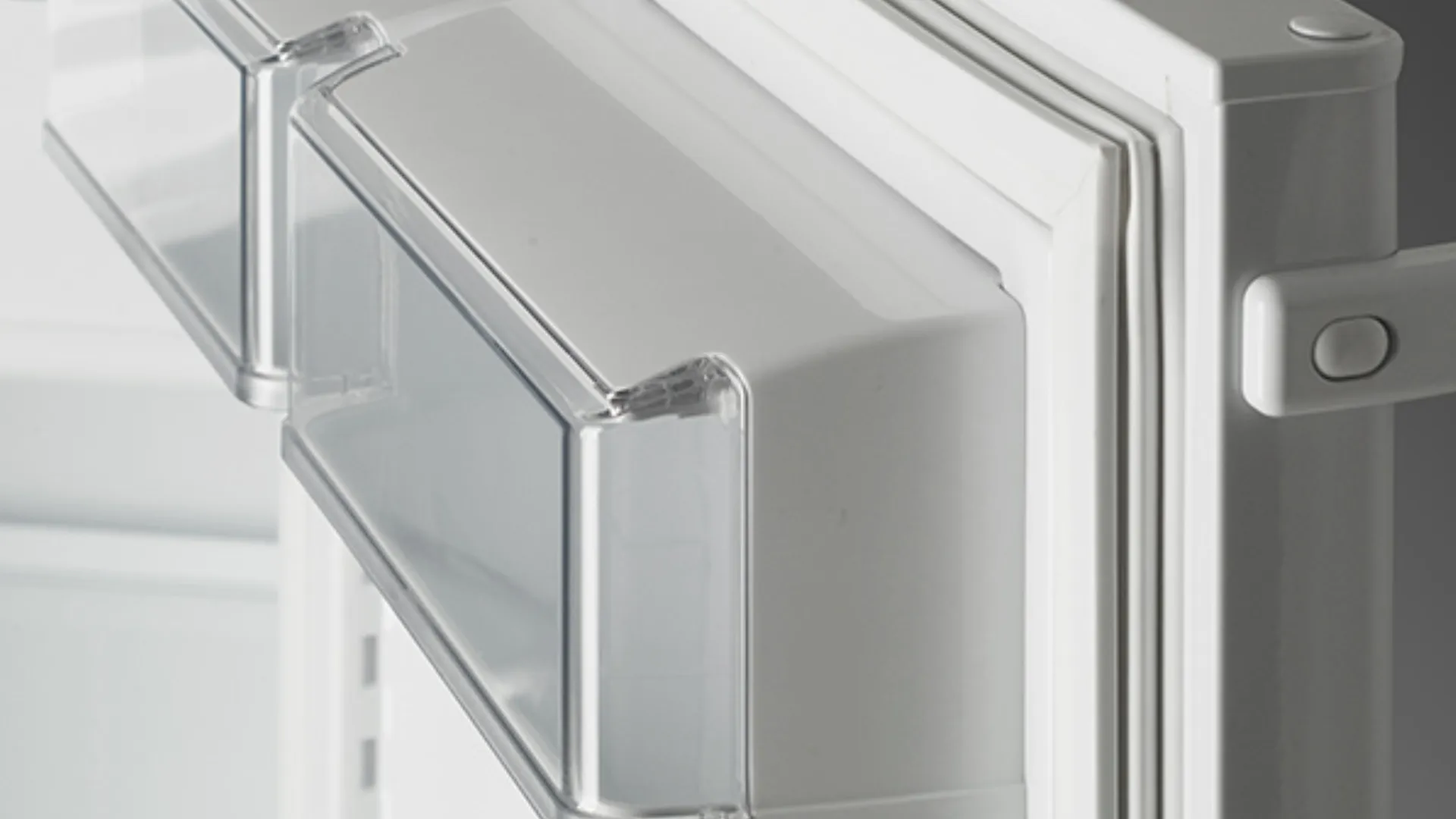 Madlo s integrovaným otevíracím mechanismem