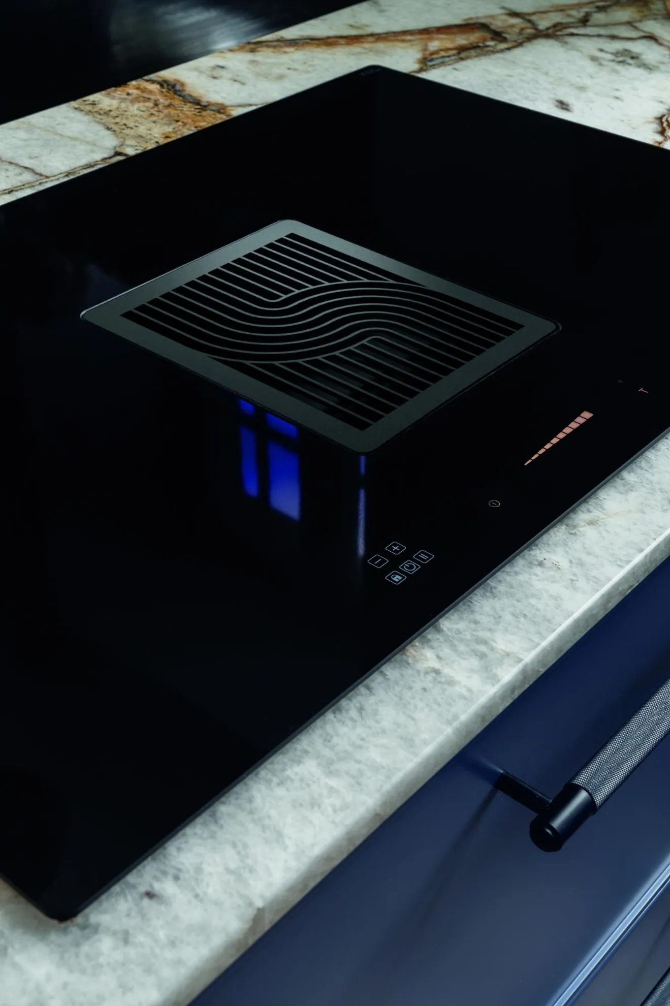 Obrázok INDUKČNÁ DOSKA S INTEGROVANÝM ODSÁVAČOM WIZARD 2.0 CDB8302C