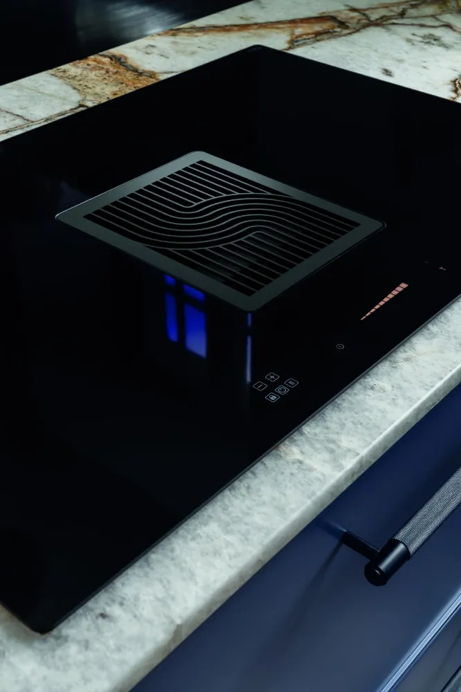 Obrázok INDUKČNÁ DOSKA S INTEGROVANÝM ODSÁVAČOM WIZARD 2.0 CDB8302C