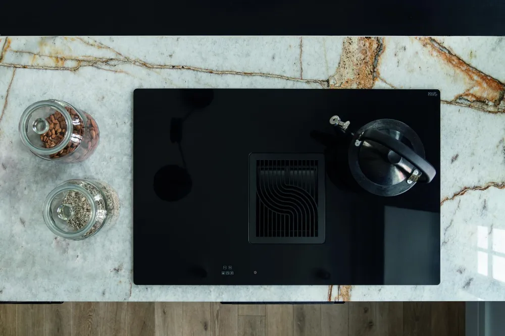 Obrázok INDUKČNÁ DOSKA S INTEGROVANÝM ODSÁVAČOM WIZARD 2.0 CDB8302C